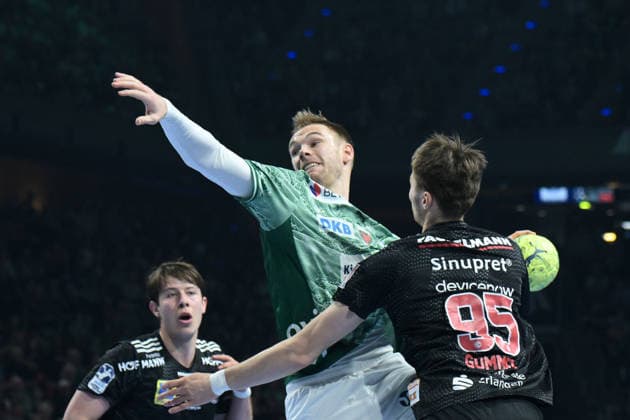 15.03.2026, xlakx, Handball Daikin HBL, Fuechse Berlin - HC Erlangen v.l. Mathias Gidsel (Fuechse Berlin), Tim Goemmel (HC Erlangen) setzt zum Sprungwurf an Berlin