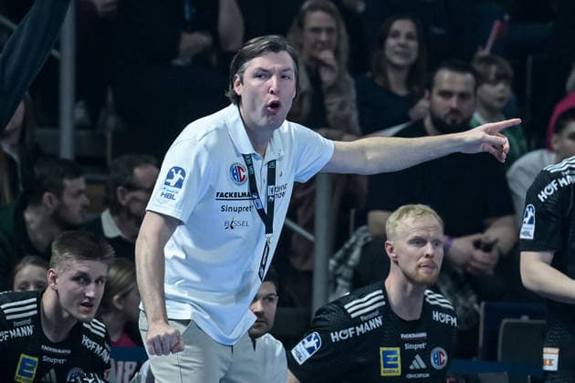 15.03.2026, xlakx, Handball Daikin HBL, Fuechse Berlin - HC Erlangen v.l. Johannes Sellin (HC Erlangen Trainer) gibt Anweisungen, gestikuliert mit den Armen, gesticulate, gives instructions Berlin