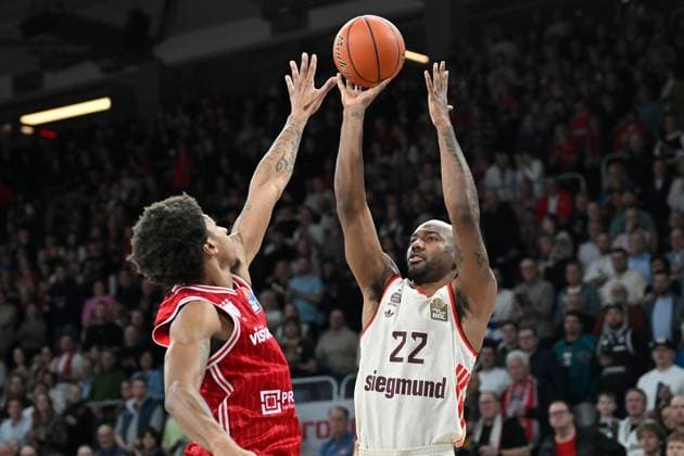BAMBERG 15.03.2026 --- Basketball ---- easycredit 1. Basketball Bundesliga ---- 24. Spieltag: Bamberg Baskets vs FC Bayern München Basketball --- Isiaha Mike (22, FC Bayern München) gegen Demarcus Demonia (8, Bamberg Baskets) Bamberg Baskets vs FC Bayern München Basketball