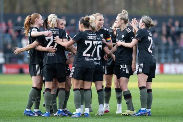FC Bayern bejubelt das Tor zum 0:1, torjubel, treffer, tor, freude, goal, jubel, spass, freuen, jubeln, feiernd, applaudierend, Applaus, feiert, Emotion, , 1. FC Koeln Frauen vs. FC Bayern Muenchen Frauen, Fussball, Google Pixel Frauen-Bundesliga, 20. Spieltag, 2025 2026, 15.03.2026 DFB regulations prohibit any use of photographs as image sequences and or quasi-video Koeln Nordrhein-Westfalen Deutschland