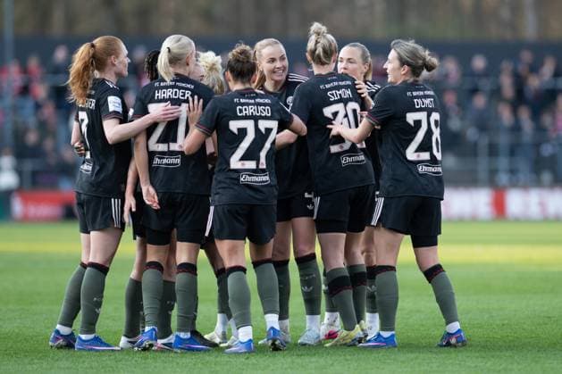 FC Bayern bejubelt das Tor zum 0:1, torjubel, treffer, tor, freude, goal, jubel, spass, freuen, jubeln, feiernd, applaudierend, Applaus, feiert, Emotion, , 1. FC Koeln Frauen vs. FC Bayern Muenchen Frauen, Fussball, Google Pixel Frauen-Bundesliga, 20. Spieltag, 2025 2026, 15.03.2026 DFB regulations prohibit any use of photographs as image sequences and or quasi-video Koeln Nordrhein-Westfalen Deutschland