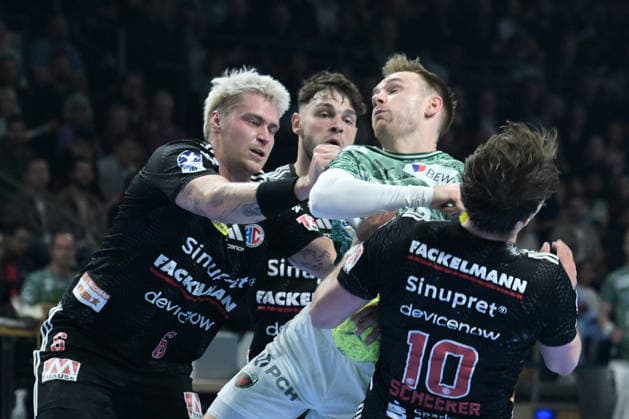 15.03.2026, xlakx, Handball Daikin HBL, Fuechse Berlin - HC Erlangen v.l.Marek Nissen (HC Erlangen), Tobias Buck (HC Erlangen), Mathias Gidsel (Fuechse Berlin), Florian Scheerer (HC Erlangen) Zweikampf, Duell, Kampf, tackle Berlin
