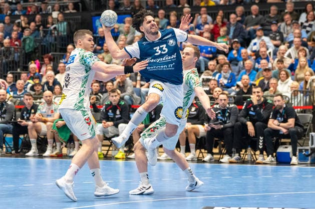 Eloy Morante Maldonado (Bergischer HC 06, 33) kommt gegen Elvar Oern Jonsson (SC Magdeburg, 19) und Omar Ingi Magnusson (SC Magdeburg, 14) zum Wurf. Bergischer HC 06 vs. SC Magdeburg, Handball, DAIKIN Handballbundesliga, 25. Spieltag, Saison 2025 2026, 15.03.2026 Bergischer HC 06 vs. SC Magdeburg, Handball, DAIKIN Handballbundesliga, 25. Spieltag, Saison 2025 2026, 15.03.2026 Duesseldorf Copyright: xEibner-Pressefoto ThomasxHaeslerx EP_THR