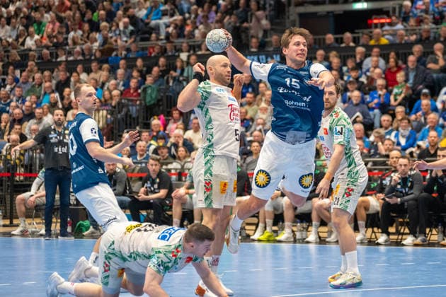 Lars Mitchell Kooij (Bergischer HC 06, 15) kommt gegen Oscar Bergendahl (SC Magdeburg, 54) zum Wurf. Bergischer HC 06 vs. SC Magdeburg, Handball, DAIKIN Handballbundesliga, 25. Spieltag, Saison 2025 2026, 15.03.2026 Bergischer HC 06 vs. SC Magdeburg, Handball, DAIKIN Handballbundesliga, 25. Spieltag, Saison 2025 2026, 15.03.2026 Duesseldorf Copyright: xEibner-Pressefoto ThomasxHaeslerx EP_THR