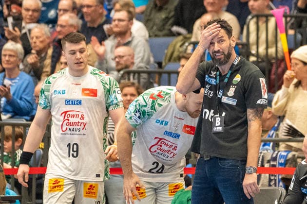 Bennet Wiegert (SC Magdeburg, Trainer) kann es nicht fassen. Daneben Elvar Oern Jonsson (SC Magdeburg, 19). Bergischer HC 06 vs. SC Magdeburg, Handball, DAIKIN Handballbundesliga, 25. Spieltag, Saison 2025 2026, 15.03.2026 Bergischer HC 06 vs. SC Magdeburg, Handball, DAIKIN Handballbundesliga, 25. Spieltag, Saison 2025 2026, 15.03.2026 Duesseldorf Copyright: xEibner-Pressefoto ThomasxHaeslerx EP_THR