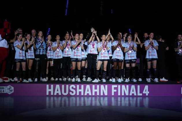 Szene mit Helen van Beurden (36; HSG Bensheim Auerbach), Nele Wenzel (23; HSG Bensheim Auerbach), Nyala Baijens (27; HSG Bensheim Auerbach), Nina Engel (8; HSG Bensheim Auerbach), Ndidi-Silvia Agwunedu (15; HSG Bensheim Auerbach), Mia Ziercke (34; HSG Bensheim Auerbach), Jule Polsz (71; HSG Bensheim Auerbach), Amelie Berger (3; HSG Bensheim Auerbach) und Neele Mara Orth (32; HSG Bensheim Auerbach) Haushahn Final4 Finale HSG Bensheim-Auerbach vs Borussia Dortmund