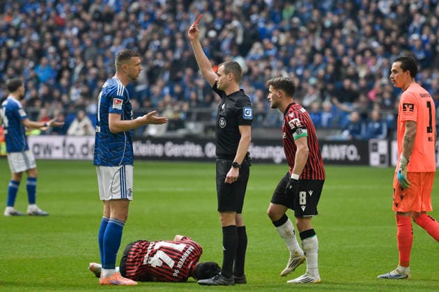 Edin Dzeko (Schalke 10) sieht Rot rote Karte von Dr. Robin Braun (SR) 15.03.2026 ¢ Fussball ¢ FC Schalke 04 vs Hannover 96, Veltins-Arena, Gelsenkirchen, DFB DFL REGULATIONS PROHIBIT ANY USE OF PHOTOGRAPHS AS IMAGE SEQUENCES AND OR QUASI-VIDEO