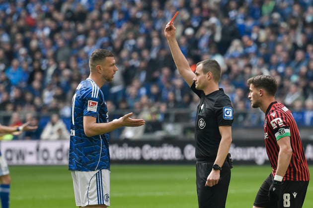 Edin Dzeko (Schalke 10) sieht Rot rote Karte von Dr. Robin Braun (SR) 15.03.2026 ¢ Fussball ¢ FC Schalke 04 vs Hannover 96, Veltins-Arena, Gelsenkirchen, DFB DFL REGULATIONS PROHIBIT ANY USE OF PHOTOGRAPHS AS IMAGE SEQUENCES AND OR QUASI-VIDEO