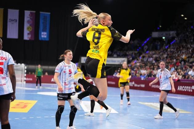 Szene mit Maraike Kusian (8; Borussia Dortmund) und Isabell Hurst (5; HSG Bensheim Auerbach) Haushahn Final4 Finale HSG Bensheim-Auerbach vs Borussia Dortmund