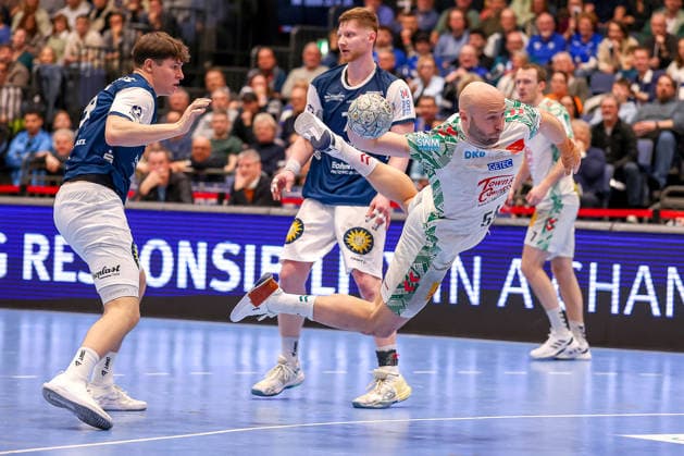 15.03.2026, Handball, HBL, Bergischer HC - SC Magdeburg, Mitsubishi Electric HALLE Düsseldorf: Oscar Bergendahl (SC Magdeburg 54) wirft den Ball auf das Tor gegen Soeren Steinhaus (BHC 53) Johannes Wasielewski (BHC 77) Nordrhein-Westfalen Deutschland