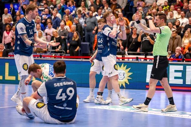 15.03.2026, Handball, HBL, Bergischer HC - SC Magdeburg, Mitsubishi Electric HALLE Düsseldorf: Enttäuschte Gesichter bei der BHC-Niederlage gegen Magdeburg. Gerdas Babarskas (BHC 14) Aron Seesing (BHC 49) Johannes Wasielewski (BHC 77) Julian Fuchs (BHC 46) enttäuscht Enttäuschung Nordrhein-Westfalen Deutschland