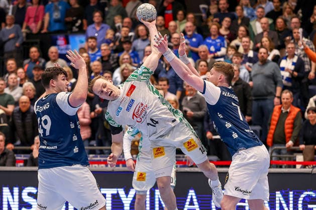 15.03.2026, Handball, HBL, Bergischer HC - SC Magdeburg, Mitsubishi Electric HALLE Düsseldorf: Felix Claar (SC Magdeburg 07) wirft den Ball auf das Tor gegen Aron Seesing (BHC 49) Johannes Wasielewski (BHC 77) und erzielt damit das entscheidende Tor zum Sieg Nordrhein-Westfalen Deutschland
