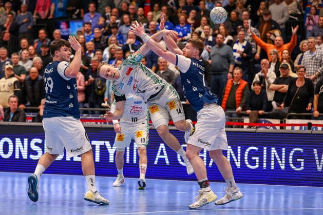 15.03.2026, Handball, HBL, Bergischer HC - SC Magdeburg, Mitsubishi Electric HALLE Düsseldorf: Felix Claar (SC Magdeburg 07) wirft den Ball auf das Tor gegen Aron Seesing (BHC 49) Johannes Wasielewski (BHC 77) und erzielt damit das entscheidende Tor zum Sieg Nordrhein-Westfalen Deutschland