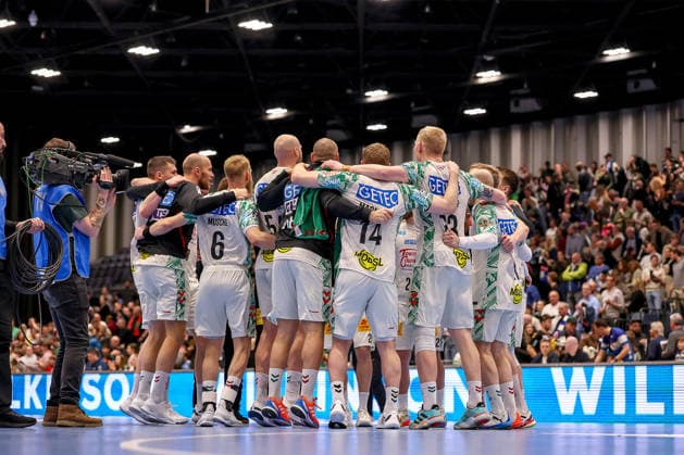 15.03.2026, Handball, HBL, Bergischer HC - SC Magdeburg, Mitsubishi Electric HALLE Düsseldorf: Abschlussjubel nach dem Sieg für Magdeburg. Die Spieler jubelnd zusammen auf dem Spielfeld Nordrhein-Westfalen Deutschland