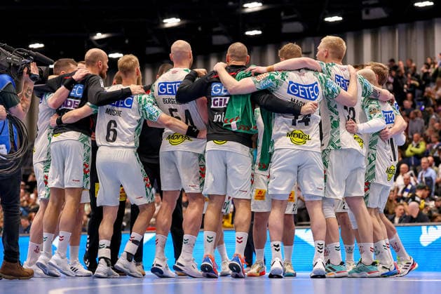 15.03.2026, Handball, HBL, Bergischer HC - SC Magdeburg, Mitsubishi Electric HALLE Düsseldorf: Abschlussjubel nach dem Sieg für Magdeburg. Die Spieler jubelnd zusammen auf dem Spielfeld Nordrhein-Westfalen Deutschland