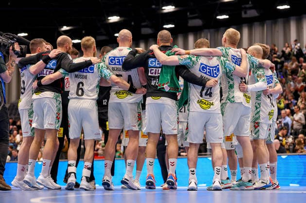 15.03.2026, Handball, HBL, Bergischer HC - SC Magdeburg, Mitsubishi Electric HALLE Düsseldorf: Abschlussjubel nach dem Sieg für Magdeburg. Die Spieler jubelnd zusammen auf dem Spielfeld Nordrhein-Westfalen Deutschland