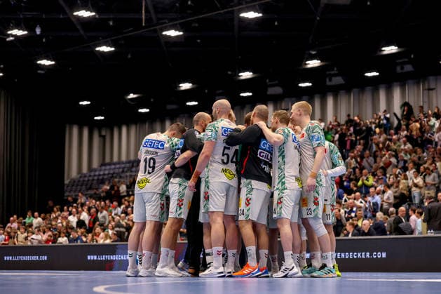 15.03.2026, Handball, HBL, Bergischer HC - SC Magdeburg, Mitsubishi Electric HALLE Düsseldorf: Abschlussjubel nach dem Sieg für Magdeburg. Die Spieler jubelnd zusammen auf dem Spielfeld Nordrhein-Westfalen Deutschland