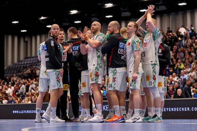 15.03.2026, Handball, HBL, Bergischer HC - SC Magdeburg, Mitsubishi Electric HALLE Düsseldorf: Abschlussjubel nach dem Sieg für Magdeburg. Die Spieler jubelnd zusammen auf dem Spielfeld Nordrhein-Westfalen Deutschland