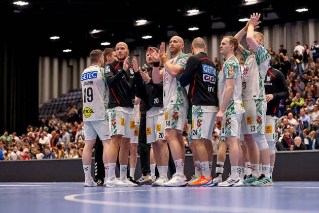 15.03.2026, Handball, HBL, Bergischer HC - SC Magdeburg, Mitsubishi Electric HALLE Düsseldorf: Abschlussjubel nach dem Sieg für Magdeburg. Die Spieler jubelnd zusammen auf dem Spielfeld Nordrhein-Westfalen Deutschland