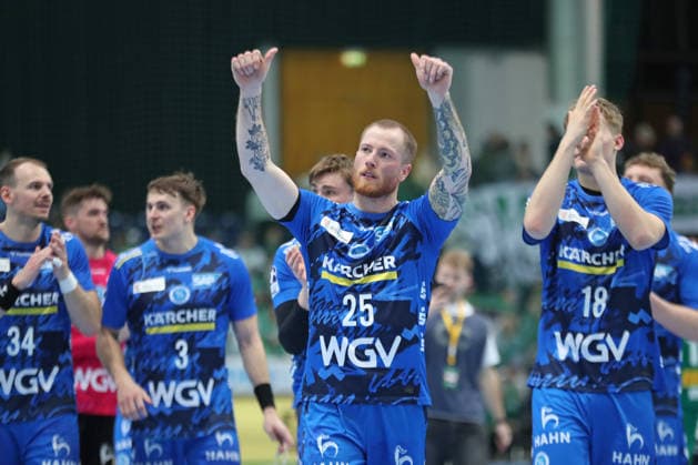 Handball DAIKIN HBL, SC DHfK Leipzig - TVB Stuttgart; 15.03.2026 Doppelter Daumen hoch in Richtung eigener Fans: Patrick Zieker (25, TVB Stuttgart). Handball, DAIKIN HBL, 1. Bundesliga, Saison 2025 2026, 25. Spieltag: SC DHfK Leipzig vs. TVB Stuttgart am 15.03.2026 in der Quarterback Immobilien Arena Leipzig. Copyright: xBEAUTIFULxSPORTS JanxKaeferx