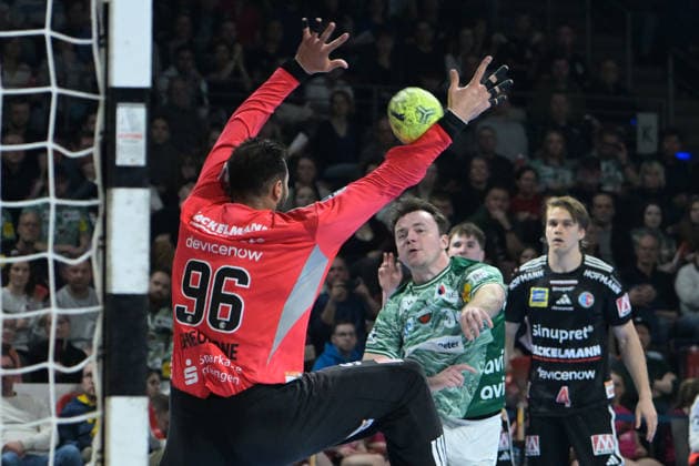15.03.2026, xlakx, Handball Daikin HBL, Fuechse Berlin - HC Erlangen v.l.Kahlifa Ghedbane (HC Erlangen), Hakun West Av Teigum (Fuechse Berlin) Torwurf Berlin