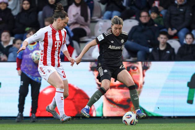 Marina Hegering (1.FC Köln) und Barbara Dunst (FC Bayern München) im Zweikampf waehrend des Spiels der Frauen Bundesliga zwischen 1.FC Köln und Bayern München, Franz-Kremer-Stadion am 15. März in Köln, Deutschland. (Foto von Oliver Kaelke DeFodi Images) +++ Marina Hegering (1.FC Köln) und Barbara Dunst (FC Bayern München) battle for the ball during the Woman Bundesliga match between 1.FC Köln and Bayern München at Franz-Kremer-Stadion on March 15, 2026 in Cologne, Germany. (Photo by Oliver Kaelke DeFodi Images) DFL regulations prohibit any use of photographs as image sequences and or quasi-video. (Photo by Oliver Kaelke DeFodi Images) -