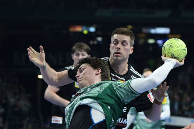 15.03.2026, xlakx, Handball Daikin HBL, Fuechse Berlin - HC Erlangen v.l. Nils Lichtlein (Fuechse Berlin), Viggo Kristjansson (HC Erlangen) setzt zum Sprungwurf an Berlin