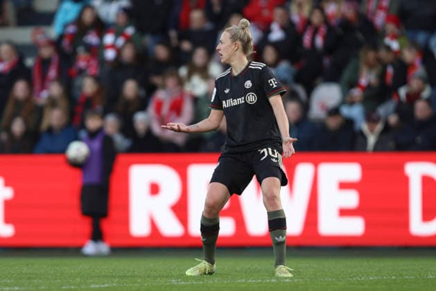 Carolin Simon (FC Bayern München) gestikuliert, Gestik waehrend des Spiels der Frauen Bundesliga zwischen 1.FC Köln und Bayern München, Franz-Kremer-Stadion am 15. März in Köln, Deutschland. (Foto von Oliver Kaelke DeFodi Images) +++ Carolin Simon (FC Bayern München) gestures during the Woman Bundesliga match between 1.FC Köln and Bayern München at Franz-Kremer-Stadion on March 15, 2026 in Cologne, Germany. (Photo by Oliver Kaelke DeFodi Images) DFL regulations prohibit any use of photographs as image sequences and or quasi-video. (Photo by Oliver Kaelke DeFodi Images) -