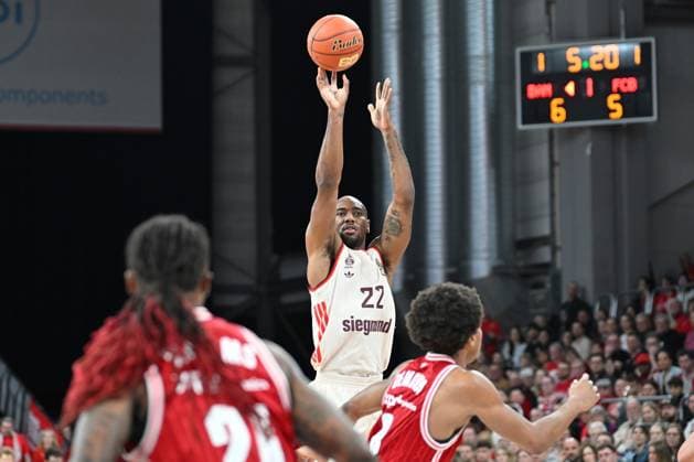 BAMBERG 15.03.2026 --- Basketball ---- easycredit 1. Basketball Bundesliga ---- 24. Spieltag: Bamberg Baskets vs FC Bayern München Basketball --- Isiaha Mike (22, FC Bayern München) wirft Dreier gegen Demarcus Demonia (8, Bamberg Baskets) und Cobe Williams (24, Bamberg Baskets) Bamberg Baskets vs FC Bayern München Basketball