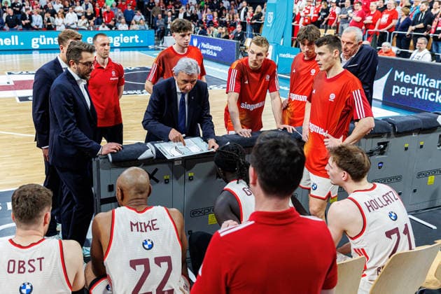 Svetislav Pesic (FC Bayern Muenchen Basketball, Trainer), Auszeit, Team, Mannschaft, BMA365 Bamberg Baskets vs. FC Bayern Muenchen Basketball, Basketball, easyCredit BBL, 24. Spieltag, 15.03.2026 BMA365 Bamberg Baskets vs. FC Bayern Muenchen Basketball, Basketball, easyCredit BBL, 24. Spieltag, 15.03.2026 Bamberg Copyright: xEibner-Pressefoto G.xSantemizx EP_EER