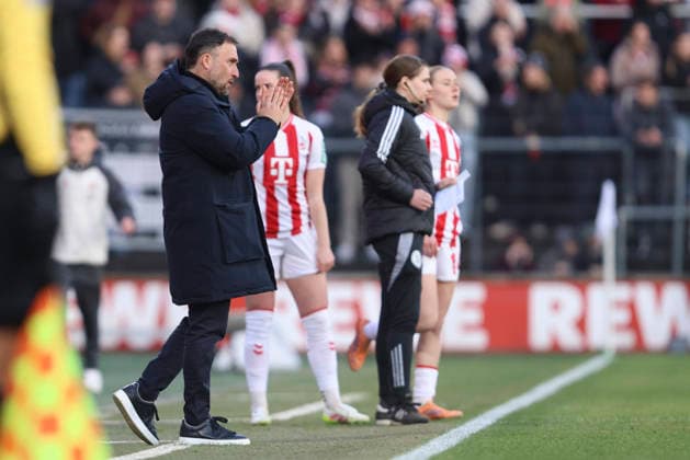 Trainer Jose Barcala (FC Bayern München) gestikuliert, Gestik waehrend des Spiels der Frauen Bundesliga zwischen 1.FC Köln und Bayern München, Franz-Kremer-Stadion am 15. März in Köln, Deutschland. (Foto von Oliver Kaelke DeFodi Images) +++ Trainer Jose Barcala (FC Bayern München) gestures during the Woman Bundesliga match between 1.FC Köln and Bayern München at Franz-Kremer-Stadion on March 15, 2026 in Cologne, Germany. (Photo by Oliver Kaelke DeFodi Images) DFL regulations prohibit any use of photographs as image sequences and or quasi-video. (Photo by Oliver Kaelke DeFodi Images) -