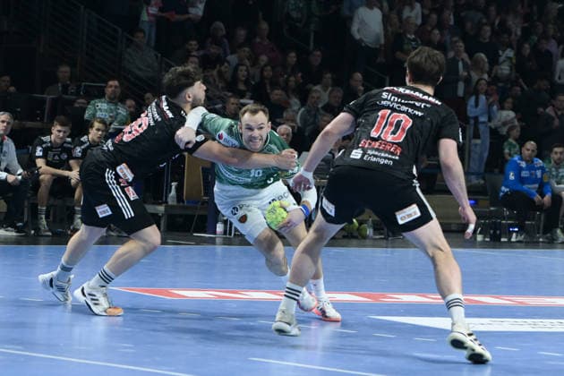 15.03.2026, xlakx, Handball Daikin HBL, Fuechse Berlin - HC Erlangen v.l. Tobias Buck (HC Erlangen), Mathias Gidsel (Fuechse Berlin), Florian Scheerer (HC Erlangen) Zweikampf, Duell, Kampf, tackle Berlin