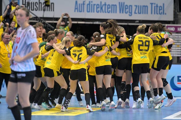 Jubel beim BVB Borussia Dortmund Handbal ueber den gewinn des DHB Pokal HSG Bensheim Auerbach vs. BVB Borussia Dortmund Handball, Handball, Frauen, DHB Pokal Haushahn Final 4, Finale, Saison 2025 2026, 15.03.2026 HSG Bensheim Auerbach vs. BVB Borussia Dortmund Handball, Handball, Frauen, DHB Pokal Haushahn Final 4, Finale, Saison 2025 2026, 15.03.2026 Stuttgart Copyright: xEibner-Pressefoto TobiasxBaurx EP_TBR