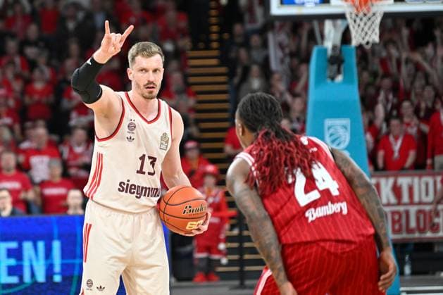 BAMBERG 15.03.2026 --- Basketball ---- easycredit 1. Basketball Bundesliga ---- 24. Spieltag: Bamberg Baskets vs FC Bayern München Basketball --- Andreas Obst (13, FC Bayern München) zeigt Spielzug an gegen Cobe Williams (24, Bamberg Baskets) Bamberg Baskets vs FC Bayern München Basketball