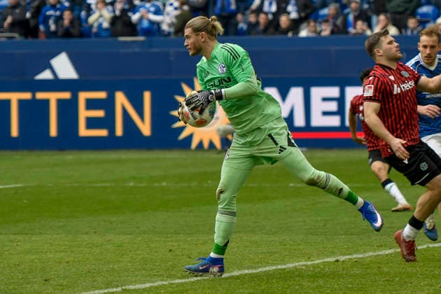 Loris Karius (Schalke 1) fängt den Ball 15.03.2026 ¢ Fussball ¢ FC Schalke 04 vs Hannover 96, Veltins-Arena, Gelsenkirchen, DFB DFL REGULATIONS PROHIBIT ANY USE OF PHOTOGRAPHS AS IMAGE SEQUENCES AND OR QUASI-VIDEO