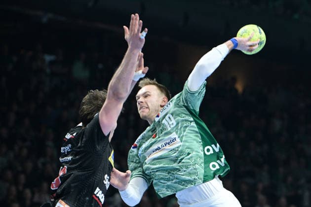 15.03.2026, xlakx, Handball Daikin HBL, Fuechse Berlin - HC Erlangen v.l.Florian Scheerer (HC Erlangen), Mathias Gidsel (Fuechse Berlin) setzt zum Sprungwurf an Berlin