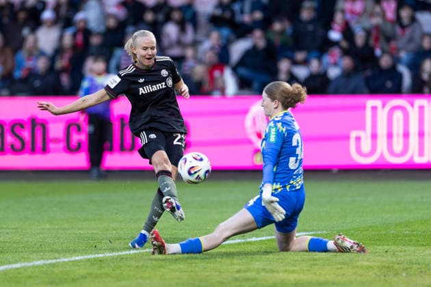 Google Pixel Frauen-Bundesliga: 1. FC Köln - FC Bayern München; 15.03.2026 Irina Fuchs (1. FC Köln, 34) pariert gegen Pernille Harder (FC Bayern München, 21) am 20. Spieltag der Google Pixel Frauen-Bundesliga im Spiel des 1. FC Köln gegen den FC Bayern München am 15.03.2026 im Franz-Kremer-Stadion in Köln, Deutschland. Copyright: xBEAUTIFULxSPORTS Meuselx