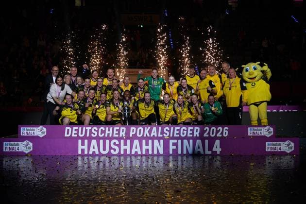 Szene mit Sarah Wachter (12; Borussia Dortmund), Lois Abbingh (5; Borussia Dortmund), Alieke van Maurik (14; Borussia Dortmund), Kaja Kamp Nielsen (21; Borussia Dortmund), Felina Menne (76; Borussia Dortmund), Guro Berland Husebø (24; Borussia Dortmund), Dana Bleckmann (66; Borussia Dortmund), Guro Nestaker (33; Borussia Dortmund), Déborah Lassource (22; Borussia Dortmund), Lisa Antl (9; Borussia Dortmund), Maraike Kusian (8; Borussia Dortmund), Melinda Szikora (7; Borussia Dortmund), Alicia Langer (17; Borussia Dortmund), Lara Egeling (44; Borussia Dortmund) und Kelly Vollebregt (31; Borussia Dortmund) Haushahn Final4 Finale HSG Bensheim-Auerbach vs Borussia Dortmund