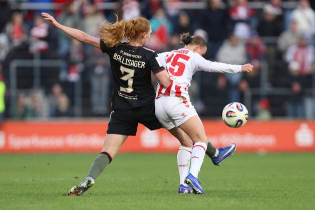 Stine Ballisager Pedersen (FC Bayern München) und Laura Donhauser (1.FC Köln) im Zweikampf waehrend des Spiels der Frauen Bundesliga zwischen 1.FC Köln und Bayern München, Franz-Kremer-Stadion am 15. März in Köln, Deutschland. (Foto von Oliver Kaelke DeFodi Images) +++ Stine Ballisager Pedersen (FC Bayern München) und Laura Donhauser (1.FC Köln) battle for the ball during the Woman Bundesliga match between 1.FC Köln and Bayern München at Franz-Kremer-Stadion on March 15, 2026 in Cologne, Germany. (Photo by Oliver Kaelke DeFodi Images) DFL regulations prohibit any use of photographs as image sequences and or quasi-video. (Photo by Oliver Kaelke DeFodi Images) -