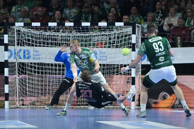 15.03.2026, xlakx, Handball Daikin HBL, Fuechse Berlin - HC Erlangen v.l.Matthes Langhoff (Fuechse Berlin), Antonio Metzner (HC Erlangen) erzielt Tor Berlin