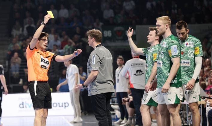 Referee zeigt gelbe Karte für die Bank, Trainer Nicolej Krickau Handball HBL Bundesliga Herren 25. Spieltag Saison 2025 2026 15.03.2026 Füchse Berlin vs. HC Erlangen HCE