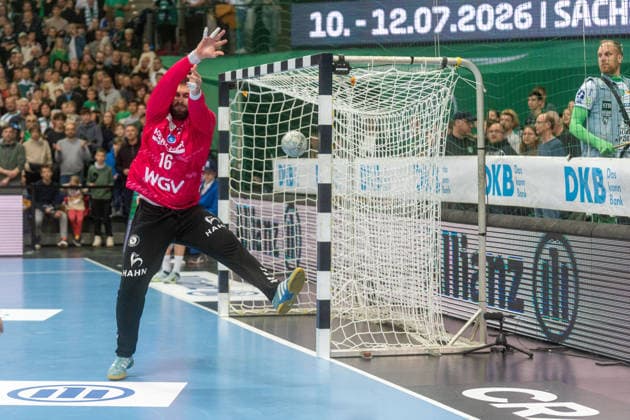 Torhüter Miljan Vujovic (TVB Stuttgart, 16) wird von Lucas Krzikalla (SC DHfK Leipzig, 08) überwunden SC DHfK Leipzig vs. TVB Stuttgart, Handball, 1. Handball-Bundesliga, 25. Spieltag, Saison 2025 2026, 15.03.2026 SC DHfK Leipzig vs. TVB Stuttgart, Handball, 1. Handball-Bundesliga, 25. Spieltag, Saison 2025 2026, 15.03.2026 Leipzig Copyright: xEibner-Pressefoto PiaxSchindlerx EP_PSR