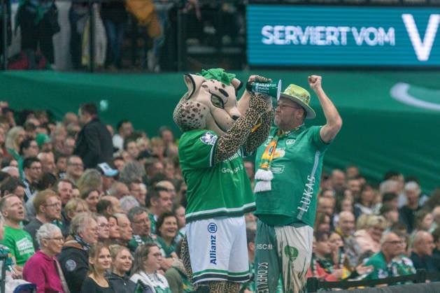 Maskottchen und Fan des SC DHfK Leipzig motivieren das Publikum SC DHfK Leipzig vs. TVB Stuttgart, Handball, 1. Handball-Bundesliga, 25. Spieltag, Saison 2025 2026, 15.03.2026 SC DHfK Leipzig vs. TVB Stuttgart, Handball, 1. Handball-Bundesliga, 25. Spieltag, Saison 2025 2026, 15.03.2026 Leipzig Copyright: xEibner-Pressefoto PiaxSchindlerx EP_PSR