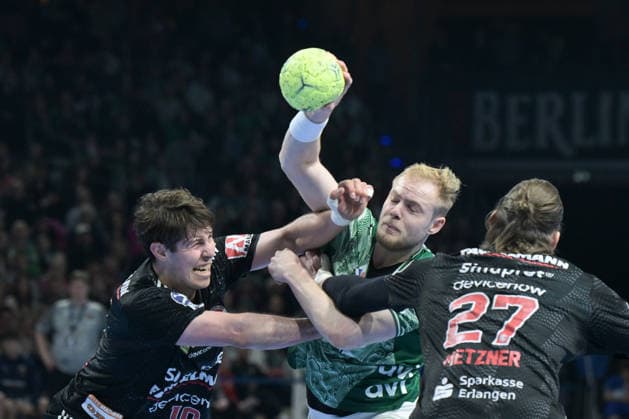 15.03.2026, xlakx, Handball Daikin HBL, Fuechse Berlin - HC Erlangen v.l.Florian Scheerer (HC Erlangen), Matthes Langhoff (Fuechse Berlin), Antonio Metzner (HC Erlangen) setzt zum Sprungwurf an Berlin