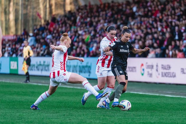 Laura Vogt (1.FC Koeln, 08), Amelie Bohnen (1.FC Koeln, 15) im Zweikampf mit Arianna Caruso (FC Bayern Muenchen, 27) 1.FC Köln vs. FC Bayern München, Fussball, Google Pixel Frauen-Bundesliga, 20.Spieltag, Saison 2025 26, 15.03.2026, 1.FC Köln vs. FC Bayern München, Fussball, Google Pixel Frauen-Bundesliga, 20.Spieltag, Saison 2025 26, 13.03.2026 Köln Copyright: xEibner-Pressefoto LukasxBaldygax EP_LBA