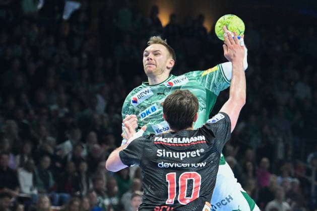 15.03.2026, xlakx, Handball Daikin HBL, Fuechse Berlin - HC Erlangen v.l.Florian Scheerer (HC Erlangen), Mathias Gidsel (Fuechse Berlin) setzt zum Sprungwurf an Berlin