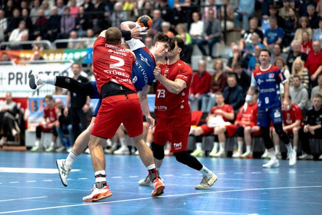 Magnus Grupe (HBW Balingen Weilstetten, 08) gegen Frederic Stuber, (Eulen Ludwigshafen, 02) HBW Balingen Weilstetten vs. Eulen Ludwigshafen, Handball, 2. Bundesliga, 24. Spieltag, Saison 2025 2026, 15.03.2026 Eibner-Pressefoto Andreas Ulmer HBW Balingen Weilstetten vs. Eulen Ludwigshafen, Handball, 2. Bundesliga, 24. Spieltag, Saison 2025 2026, 15.03.2026 Balingen Copyright: xEibner-Pressefoto AndreasxUlmerx EP_AUR