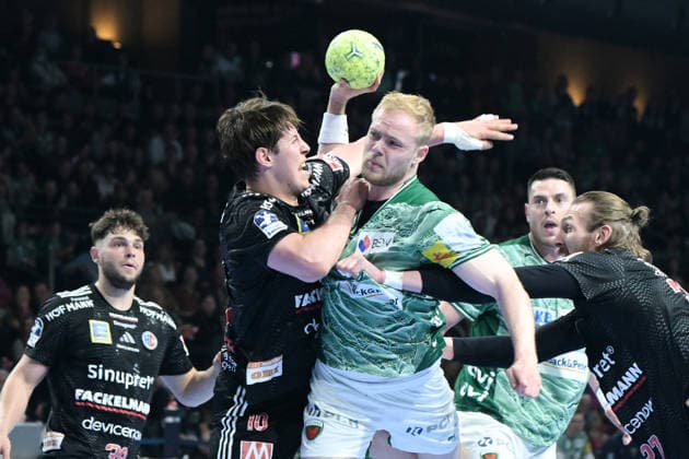 15.03.2026, xlakx, Handball Daikin HBL, Fuechse Berlin - HC Erlangen v.l.Florian Scheerer (HC Erlangen), Matthes Langhoff (Fuechse Berlin), Antonio Metzner (HC Erlangen) Zweikampf, Duell, Kampf, tackle Berlin
