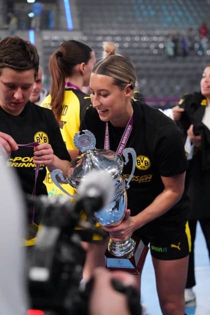 Szene mit Alina Grijseels (4; Borussia Dortmund) und Dana Bleckmann (66; Borussia Dortmund) Haushahn Final4 Finale HSG Bensheim-Auerbach vs Borussia Dortmund
