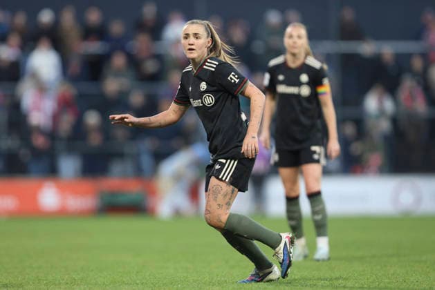 Georgia Stanway (FC Bayern München) schaut waehrend des Spiels der Frauen Bundesliga zwischen 1.FC Köln und Bayern München, Franz-Kremer-Stadion am 15. März in Köln, Deutschland. (Foto von Oliver Kaelke DeFodi Images) +++ Georgia Stanway (FC Bayern München) looks on during the Woman Bundesliga match between 1.FC Köln and Bayern München at Franz-Kremer-Stadion on March 15, 2026 in Cologne, Germany. (Photo by Oliver Kaelke DeFodi Images) DFL regulations prohibit any use of photographs as image sequences and or quasi-video. (Photo by Oliver Kaelke DeFodi Images) -
